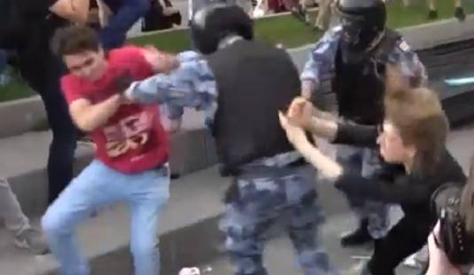 Видео с подозреваемыми в нападении на росгвардейцев на митинге 27 июля