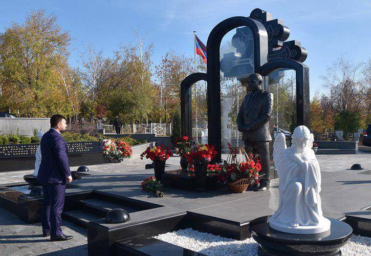Глава ДНР почтил память погибших героев Донбасса
