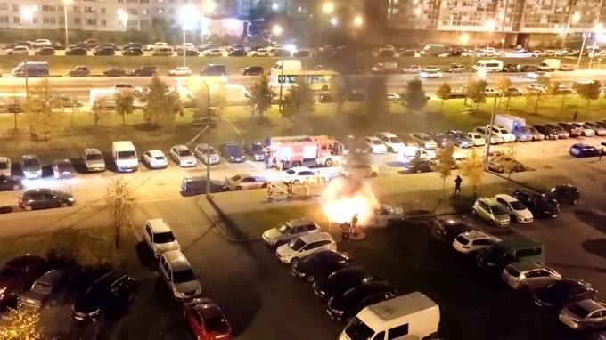 На парковке Богатырского проспекта вечером горел BMW