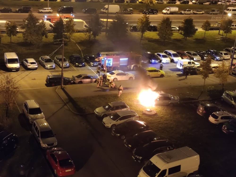 Пожарные потушили вспыхнувшую от замыкания легковушку на Богатырском