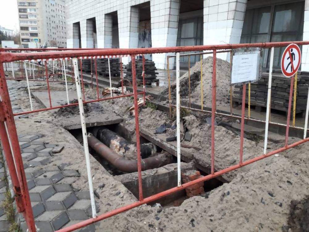 Яму в центре Архангельска закроют только через две недели