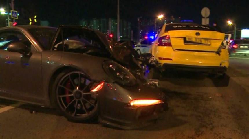 Очевидцы рассказали, кто спровоцировал ДТП Porsche и такси в Москве