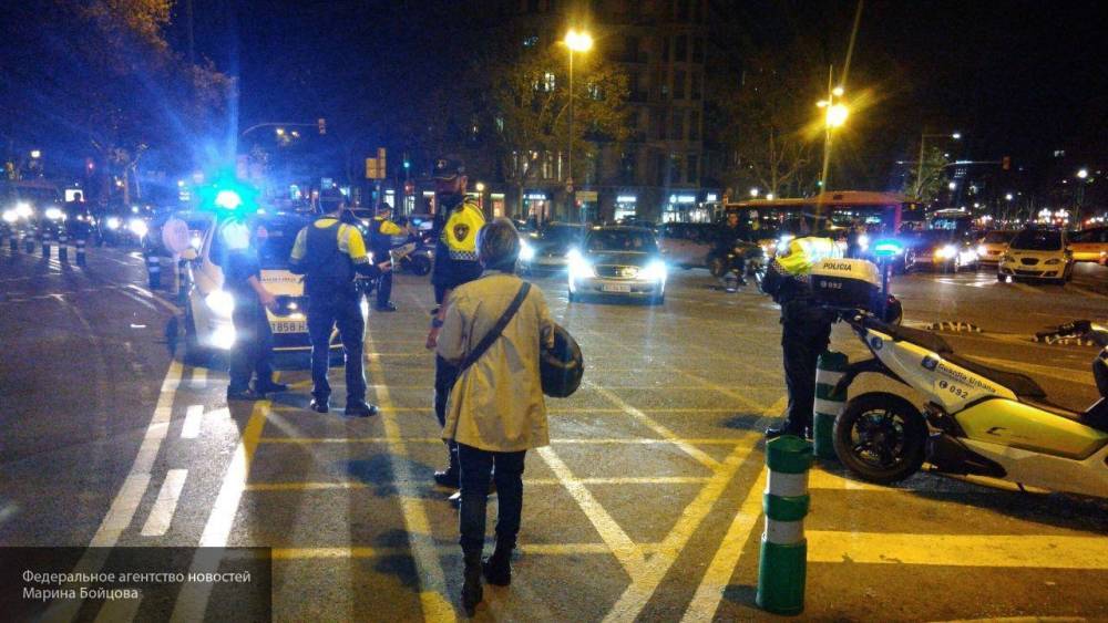 Протестующие в Барселоне блокируют улицы подожженными мусорными баками