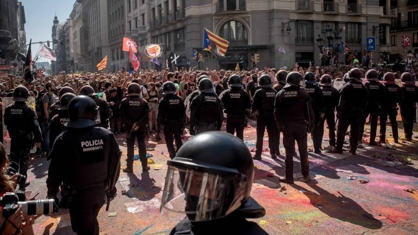 По меньшей мере 200 человек задержаны в ходе беспорядков в Барселоне