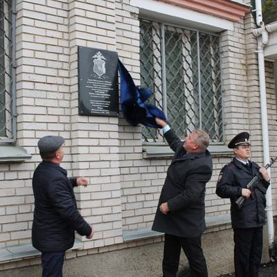 Депутат открыл под Вологдой памятную доску, посвященную самому себе