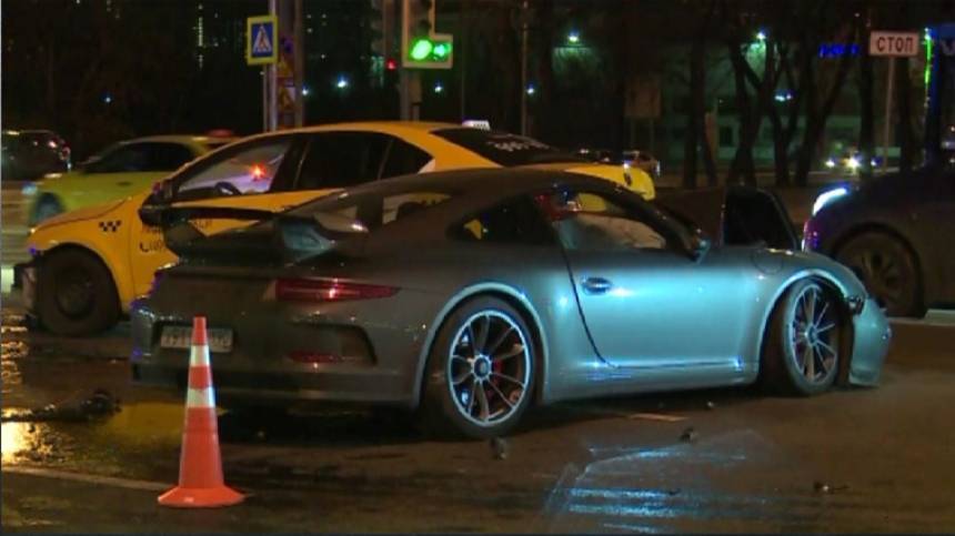 Что известно об аварии Porsche и автомобиля такси в Москве