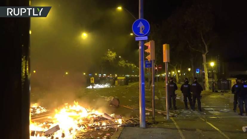 Слезоточивый газ и «коктейли Молотова»: в Каталонии прошли массовые акции протеста