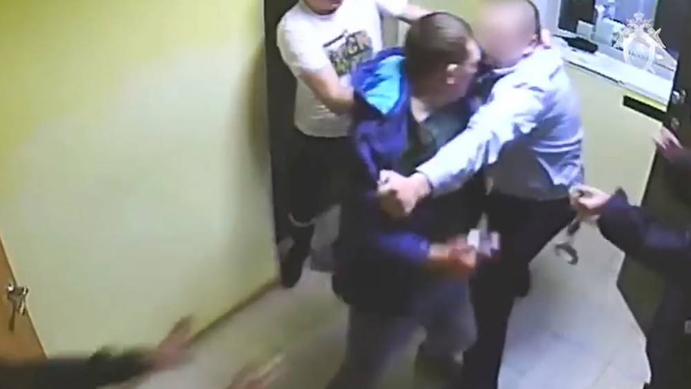 Видео: дебошир ударил полицейского в аэропорту Челябинска