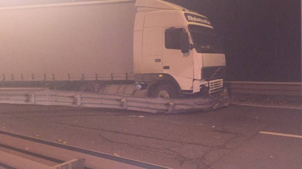 «Пластилиновый» отбойник выгнулся от удара фуры и перекрыл дорогу на Левашовском шоссе