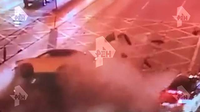 Видео: очевидцы рассказали о ДТП Porsche и такси в Москве