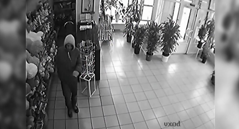 В Мурманске кража денег из кассы пустого магазина попала на видео