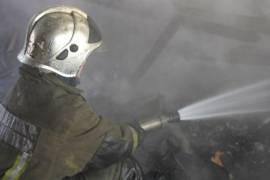 В Сергиево спасатели остановили распространяющийся от строительной бытовки огонь