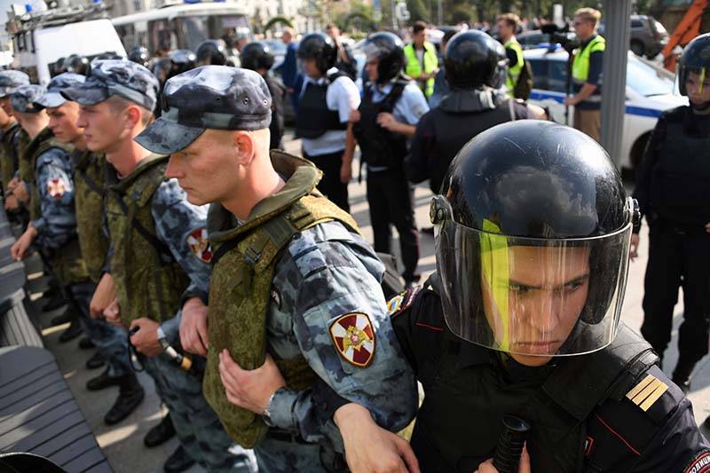 Участника беспорядков в Москве отправили под домашний арест