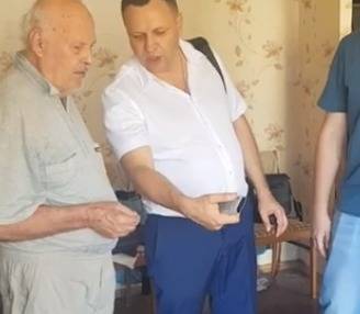 Сочинский депутат подарил пенсионеру телевизор и наказал смотреть один канал