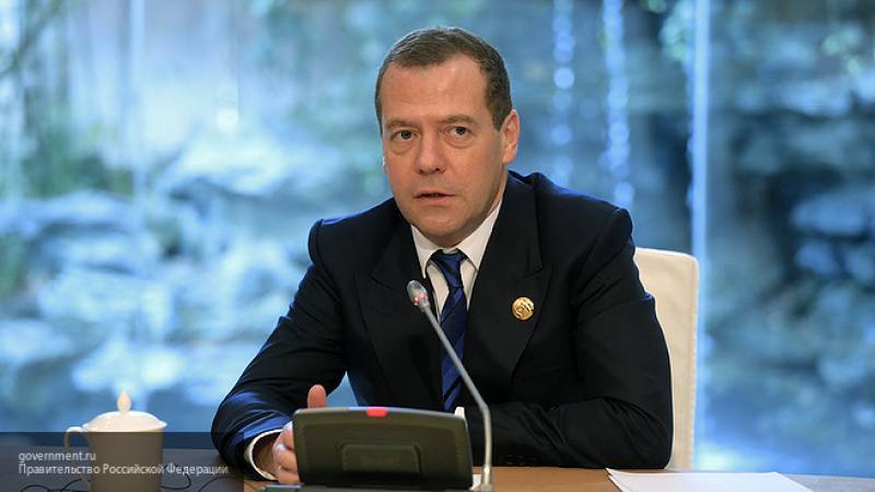 Медведев выступил с призывом не засорять русский язык иностранными словами