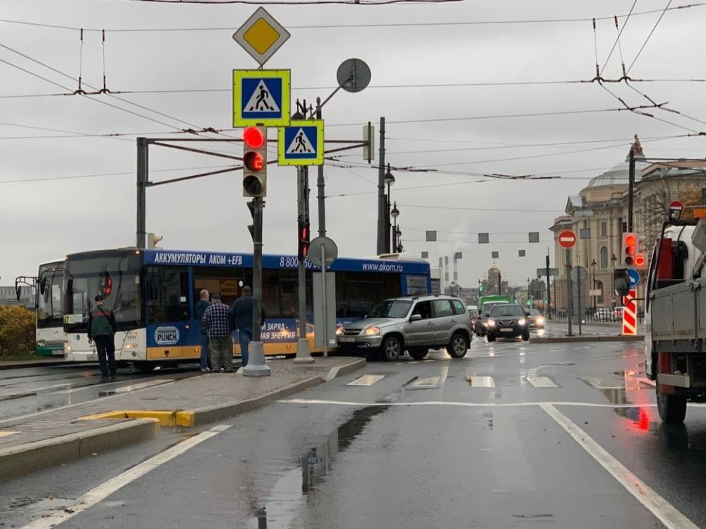 ДТП с автобусом на Васильевском острове образовало пробку