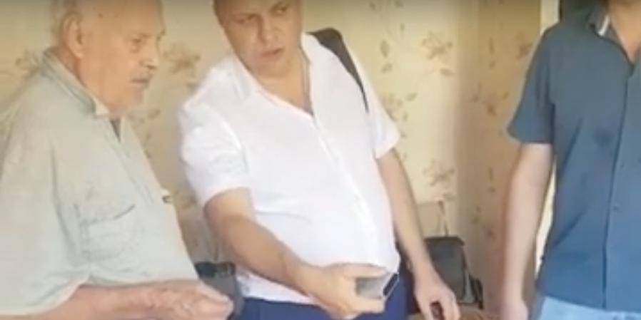 Сочинский депутат подарил 90-летнему пенсионеру телевизор и наказал смотреть только “Россия-1”