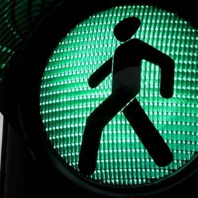 В Москве пешеходы смогут продлевать "зеленый" свет у светофоров по социальной карте