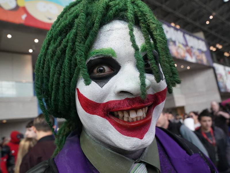 Дагестанец ворвался в школу с маской Джокера на лице и топором в руках
