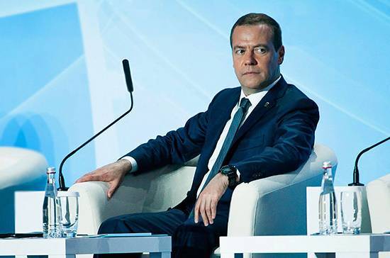 Медведев раскритиковал губернаторов за слабую реализацию нацпроекта по безопасности дорог