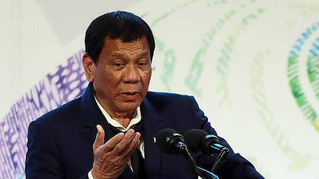 Президент Филиппин упал, катаясь по дворцу на мотоцикле