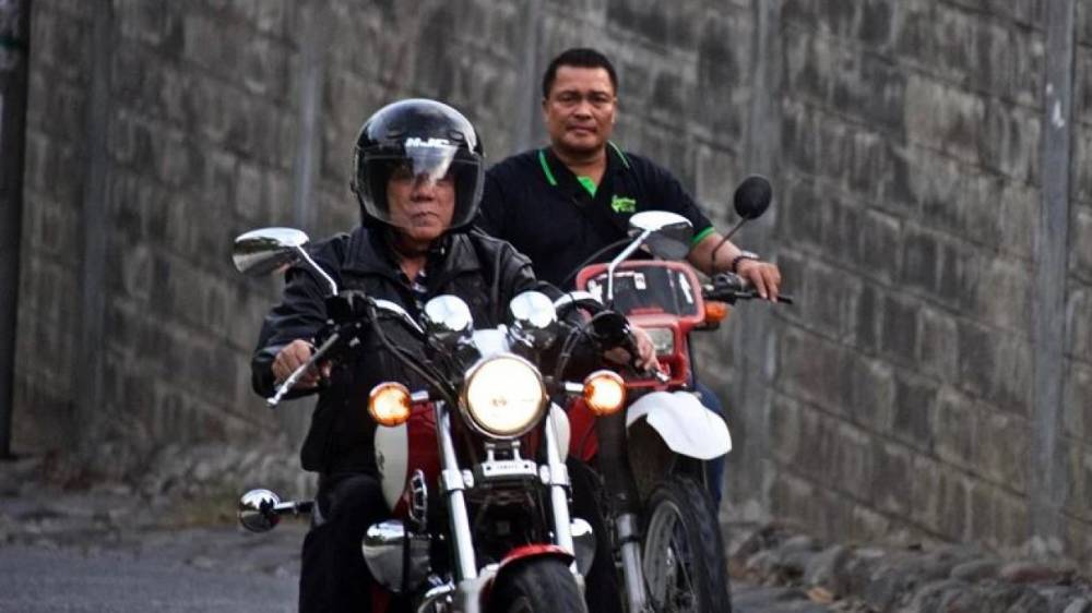 Президент Филиппин упал с мотоцикла и потерял ботинок