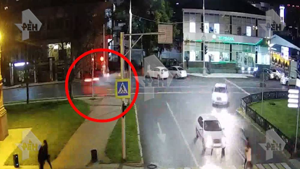 Камеры сняли, как легковушка протаранила остановку в Краснодаре