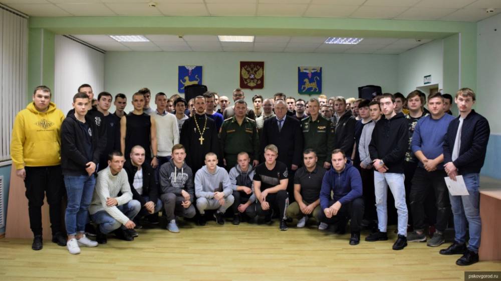 Власти Пскова проводили в армию 55 новобранцев