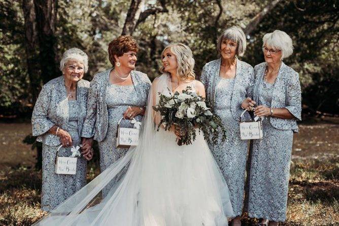«Для них это много значит»: Невеста попросила 4 бабушек стать цветочницами на ее свадьбе