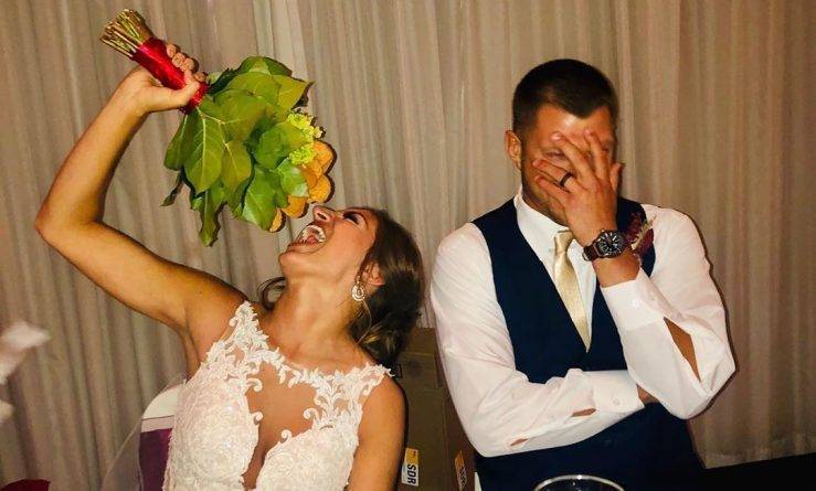 Подружка невесты удивила молодоженов, подарив свадебный букет из куриных наггетсов