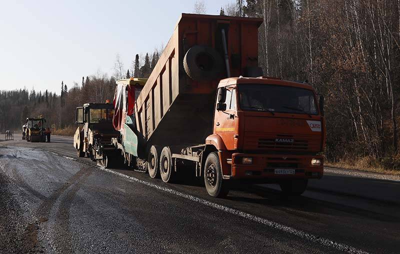 Медведев назвал низким качество региональных дорог в России