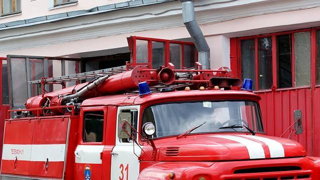 Крупный пожар охватил вагоны с лесом на станции в Красноярском крае