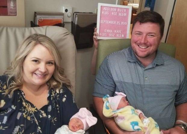 Медсестры-близняшки принимал роды у женщины, родившей девочек-близнецов в больницу, где они работают