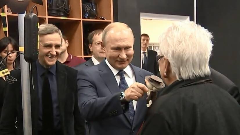 Во ВГИКе Путин поздоровался с Шапокляк и оценил технику ожившей живописи