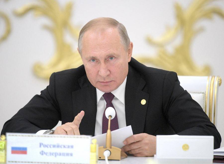 Путин считает, что людям должны помогать чиновники "с душой и сердцем"