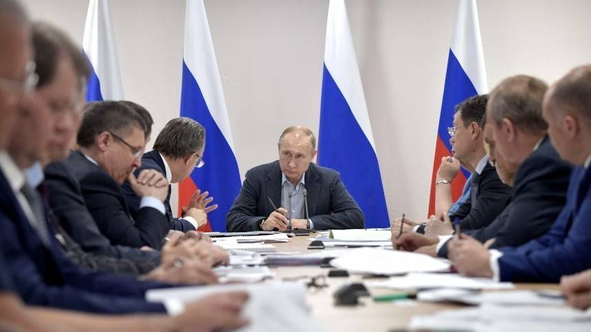 Путин потребовал от чиновников работать с людьми «с душой и сердцем»