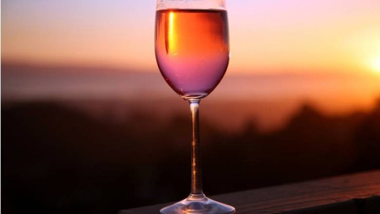 В Роскачестве рассказали, как правильно пить розовое вино