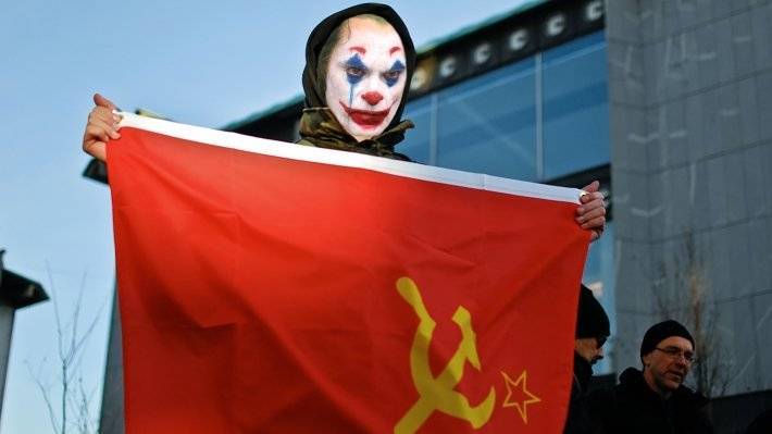«Коммунисты России» нашли Джокера в РФ и выяснили, чем Дзержинский круче Бэтмена