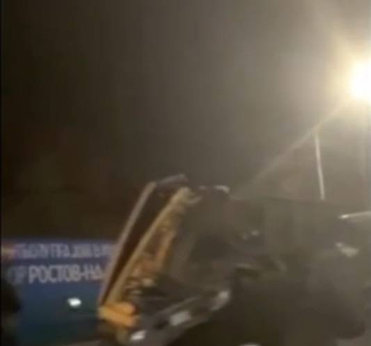 Видео: зерновоз попал в ДТП перед постом ГИБДД в Ростове-на-Дону