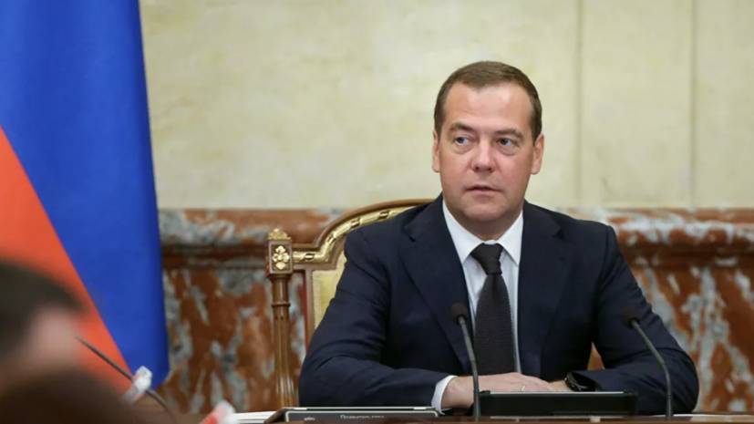 Медведев призвал не засорять русский язык иностранными терминами