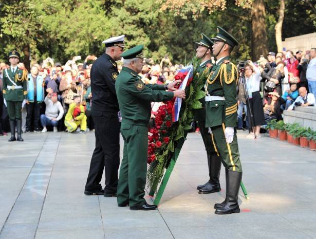 Замминистра обороны Николай Панков возложил цветы к мемориалу советским воинам в Ухани