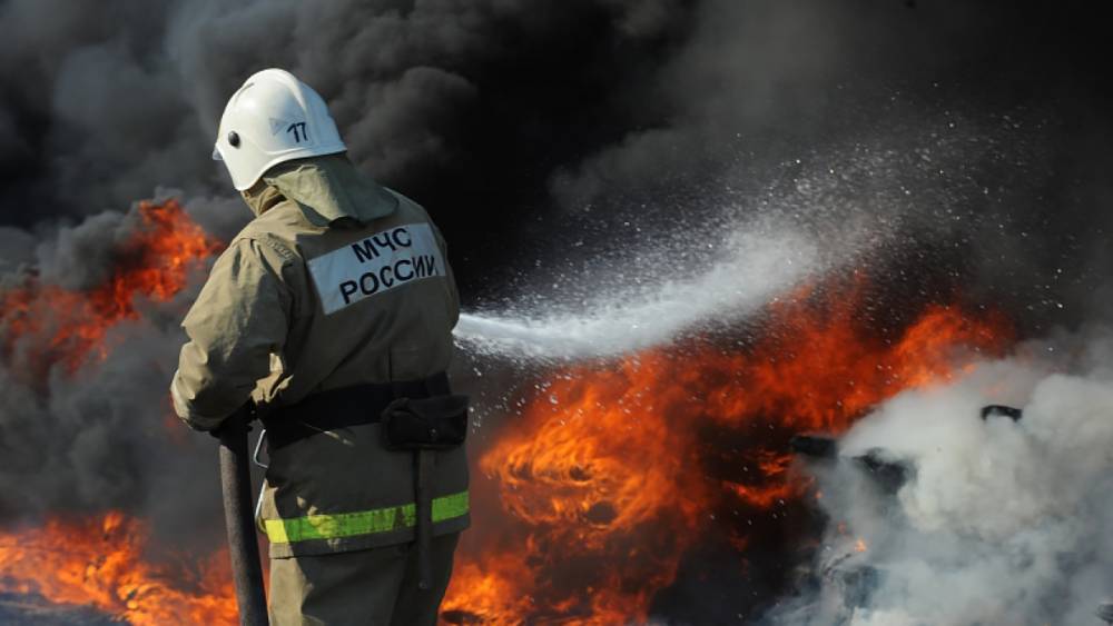 В Новой Ропше спасатели за один час потушили горящий дом