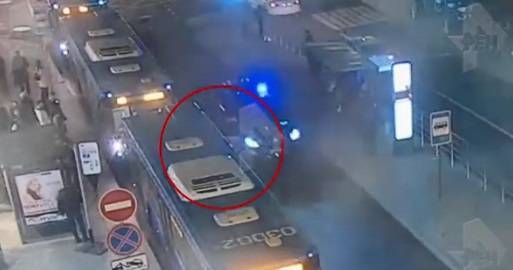 Камера сняла, как авто с мигалкой сбило ребенка в Москве