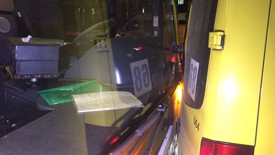 Автобус и маршрутка столкнулись в Калининграде, пострадал 1 человек