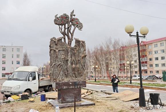В Нефтеюганске началась установка памятника детям, погибшим в ДТП под Ханты-Мансийском