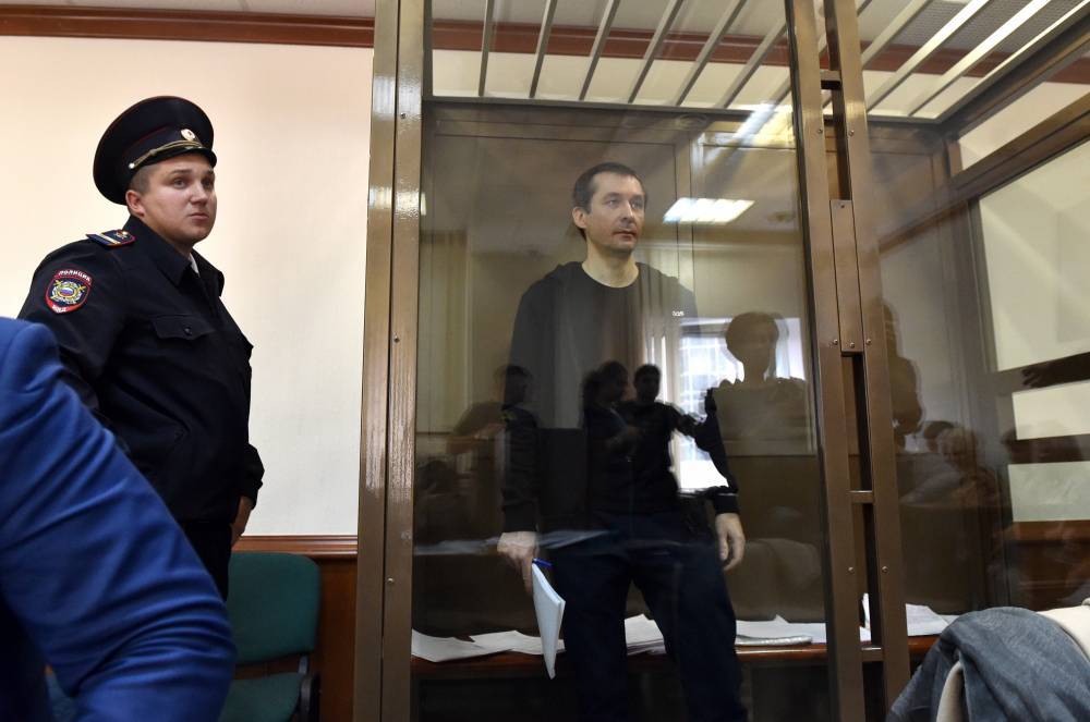 Видео: Мосгорсуд на полгода сократил срок полковнику Захарченко