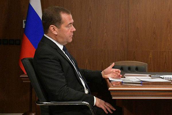 Медведев потребовал не засорять русский язык иностранными словами