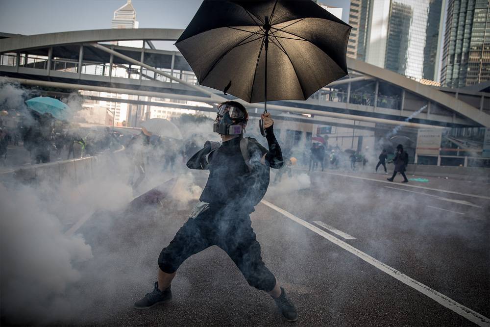 Telegraph: Китай ограничил ввоз в Гонконг черной одежды, которую носят участники протестов
