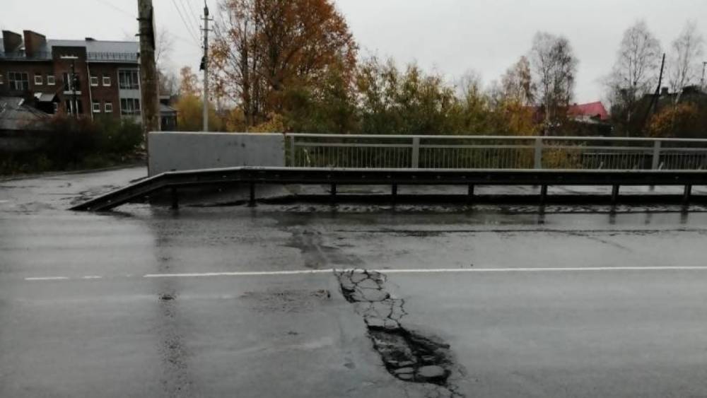 В Архангельске на мосту через Соломбалку разошелся шов