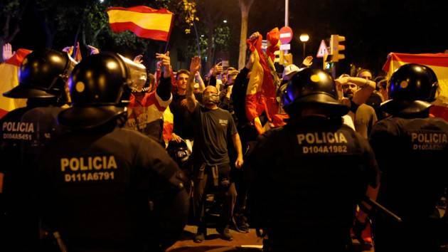 Барселона превратилась в поле сражения за независимость Каталонии